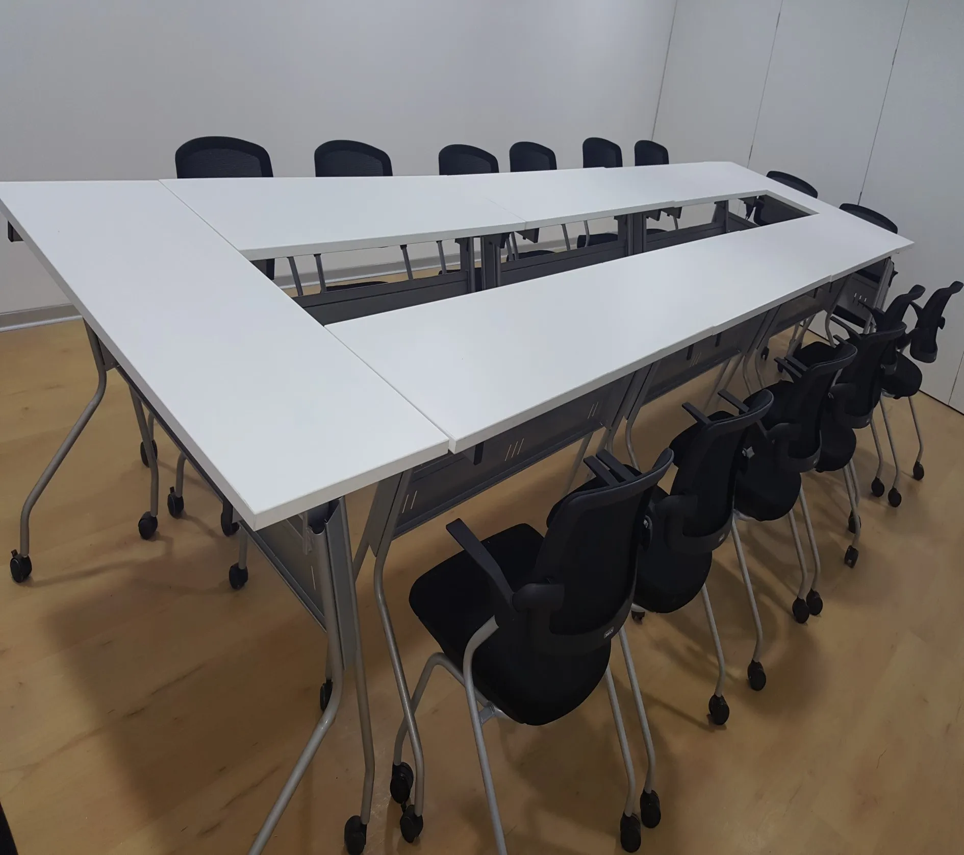 Mesa de con tablero en melamine blanco con base metalica con sistema abatible. – GM Proyectos Generales