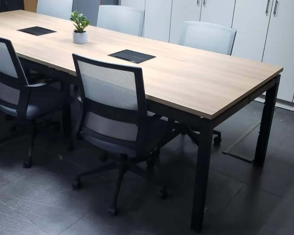 Mesa de reuniones con patas metálicas tipo U con canaleta para cableado y caja para tomas – GM Proyectos Generales