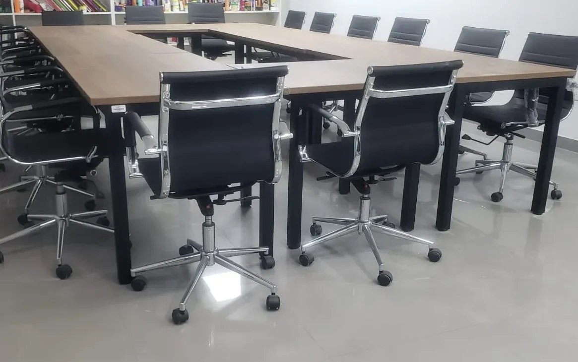 Mesa de reuniones con tableros en melamine amaderado con patas metálicas tipo U en Lima – GM Proyectos Generales