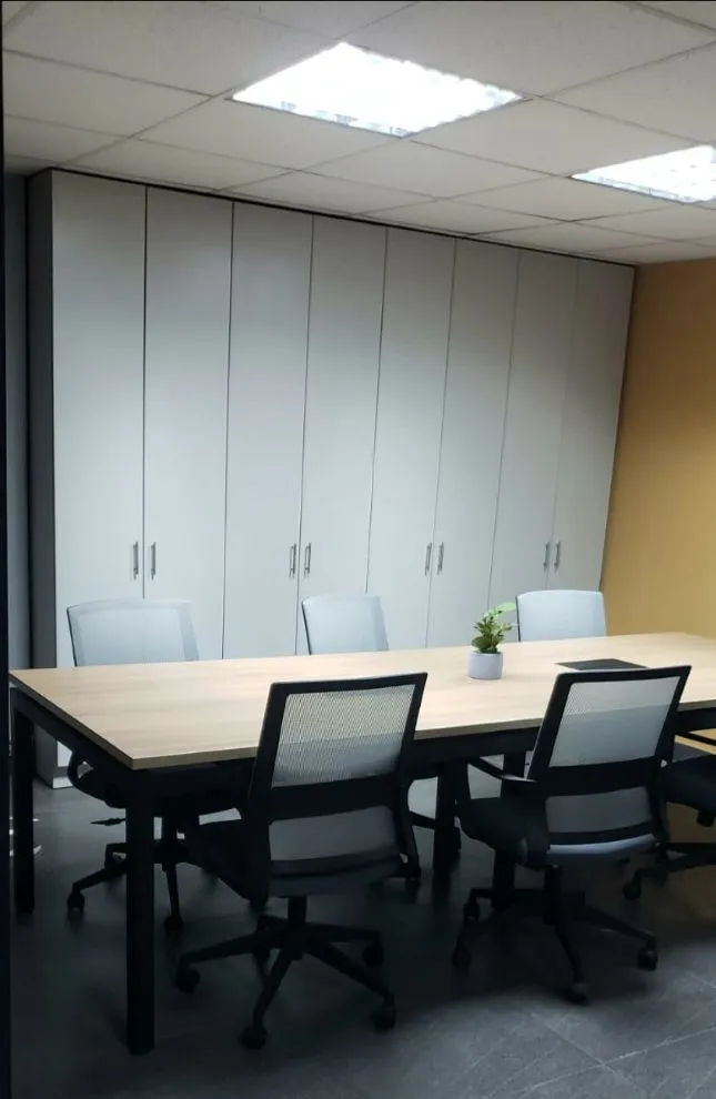 Mesa de reuniones con tablero en melamine y base metalica