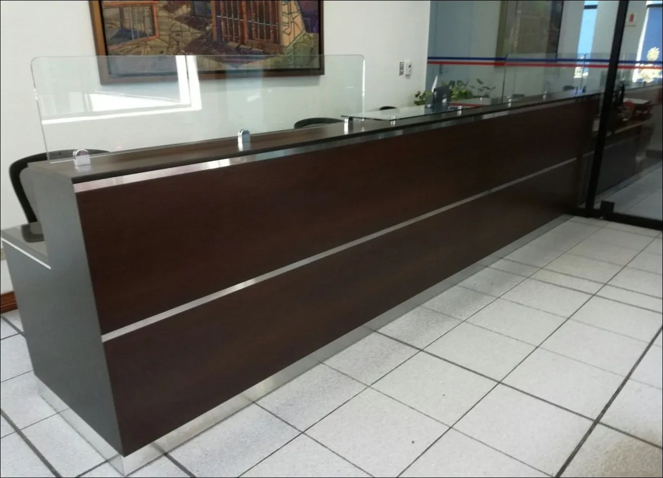 Counters en melamina, enchapados o pintados color madera con detalles en acero inoxidable – GM Proyectos Generales