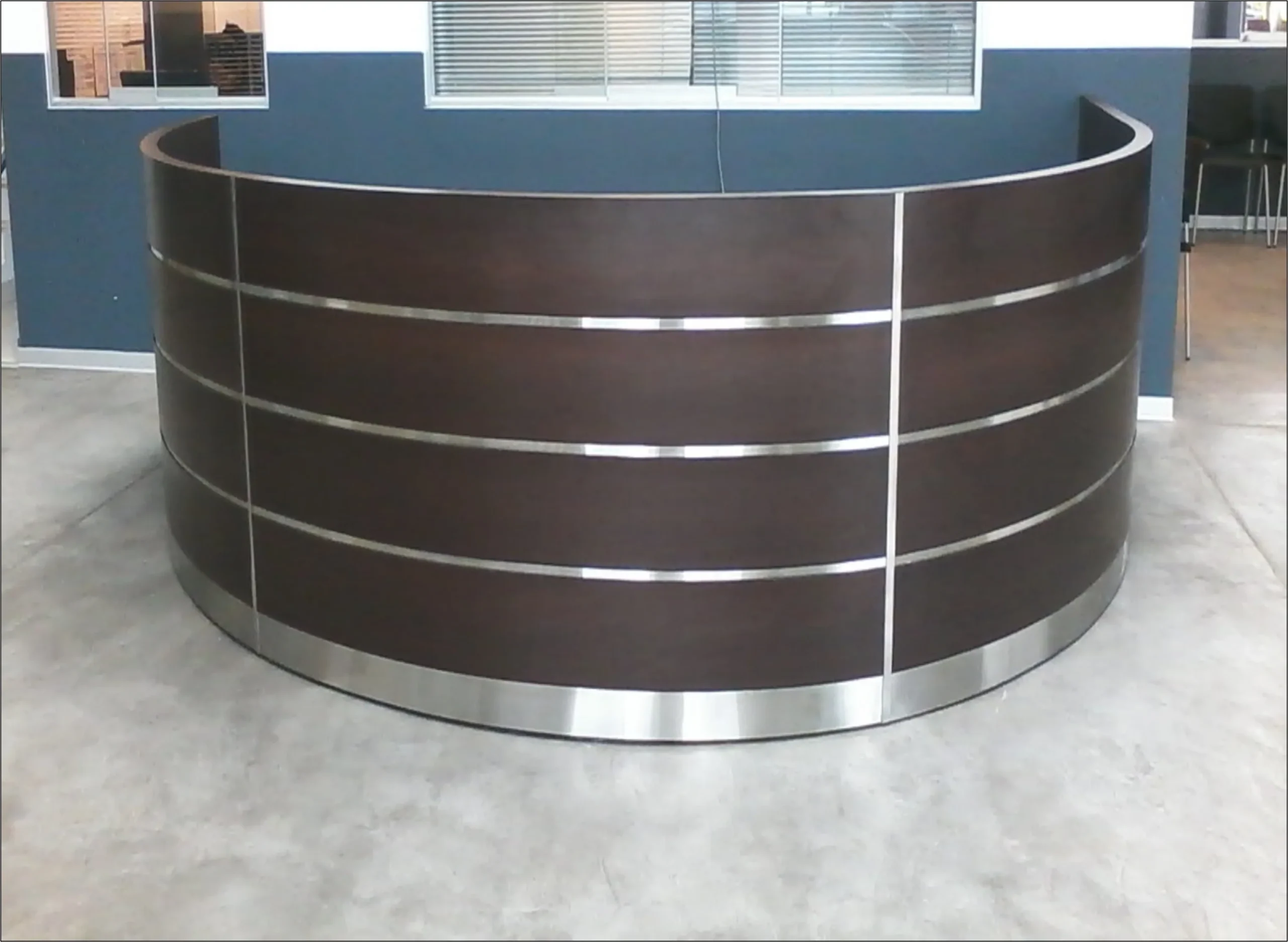 Counters en melamina, enchapados o pintados color madera con detalles en acero inoxidable – GM Proyectos Generales