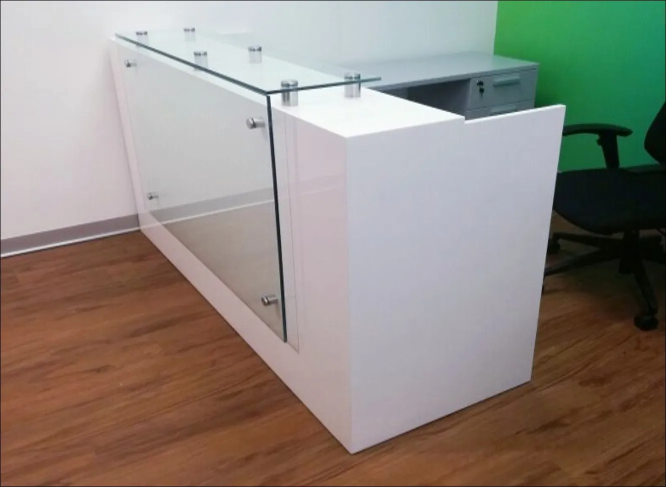 Counters en melamina, enchapados o pintados color madera con detalles en acero inoxidable – GM Proyectos Generales