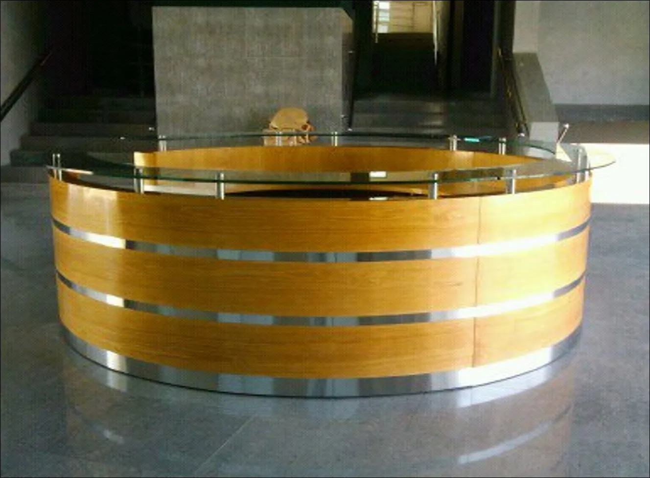 Counters en melamina, enchapados o pintados color madera con detalles en acero inoxidable – GM Proyectos Generales