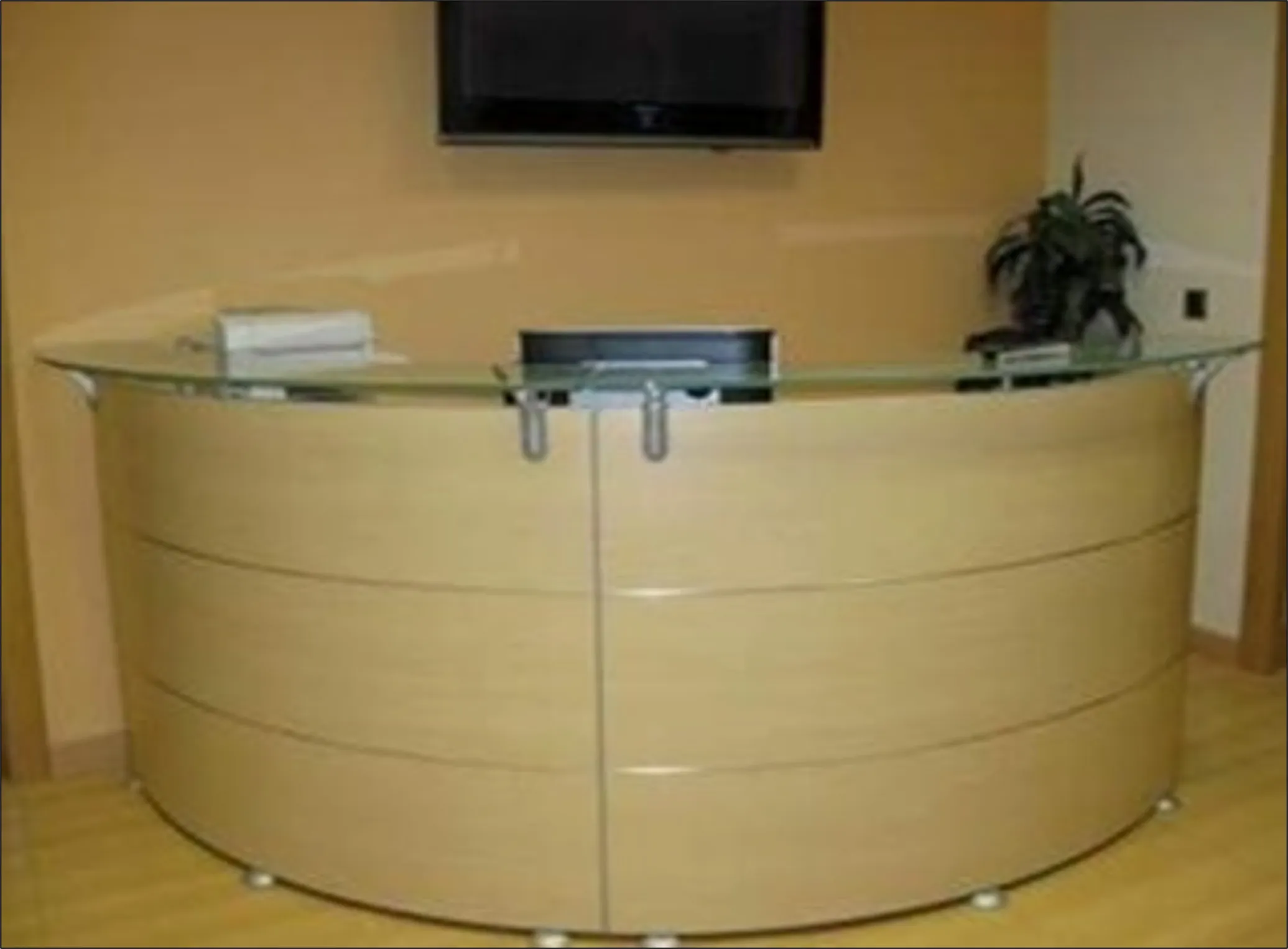 Counters en melamina, enchapados o pintados color madera con detalles en acero inoxidable – GM Proyectos Generales