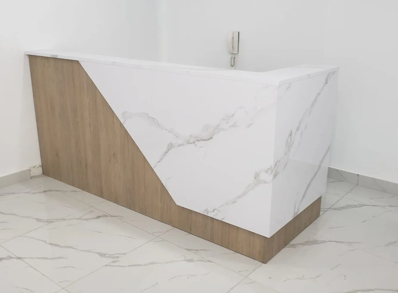 Counter en melamine con frente enchapado en formica con detalles en acero inoxidable – GM Proyectos Generales