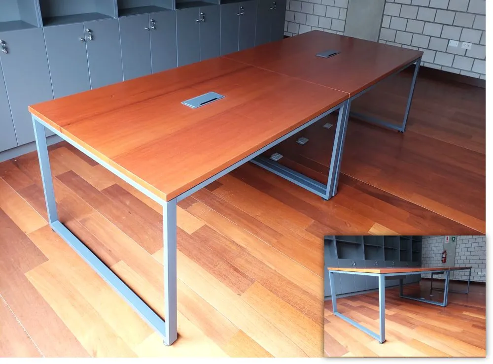 Mesa con tablero enchapado en lamina de madera y bases metalicas tipo O.