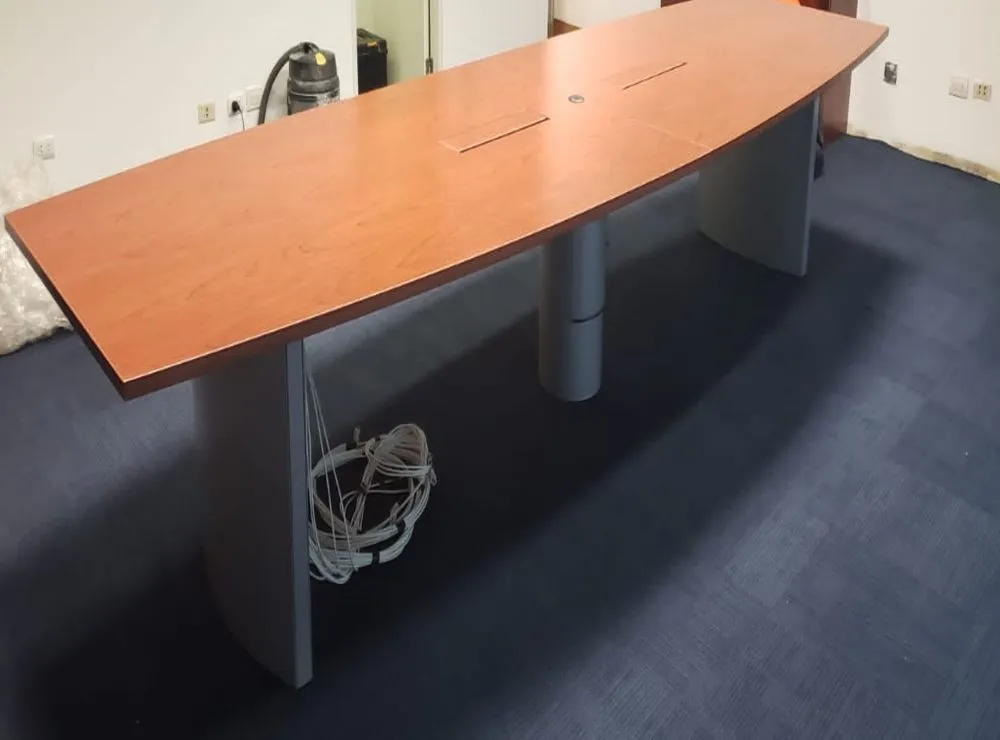 Mesa con tablero en melamine y costado elipticos en plancnha metalica.