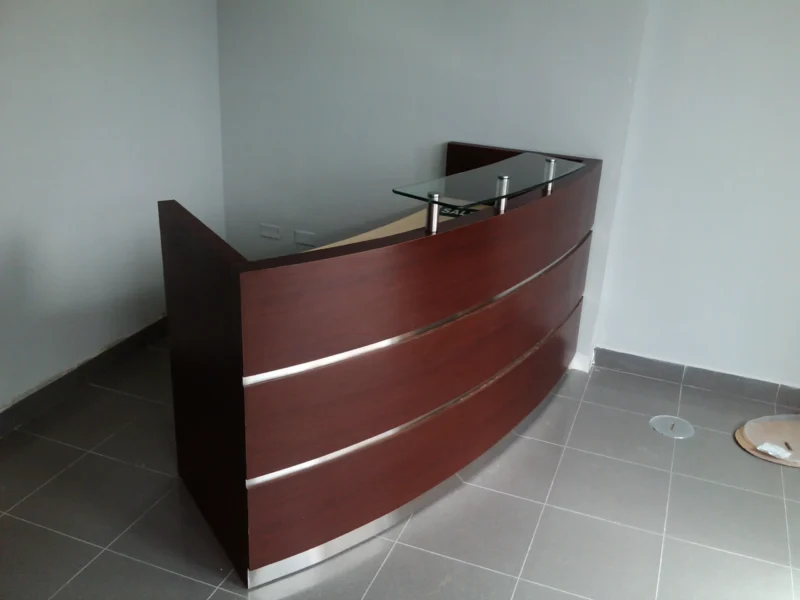 Counters en melamina, enchapados o pintados color madera con detalles en acero inoxidable – GM Proyectos Generales