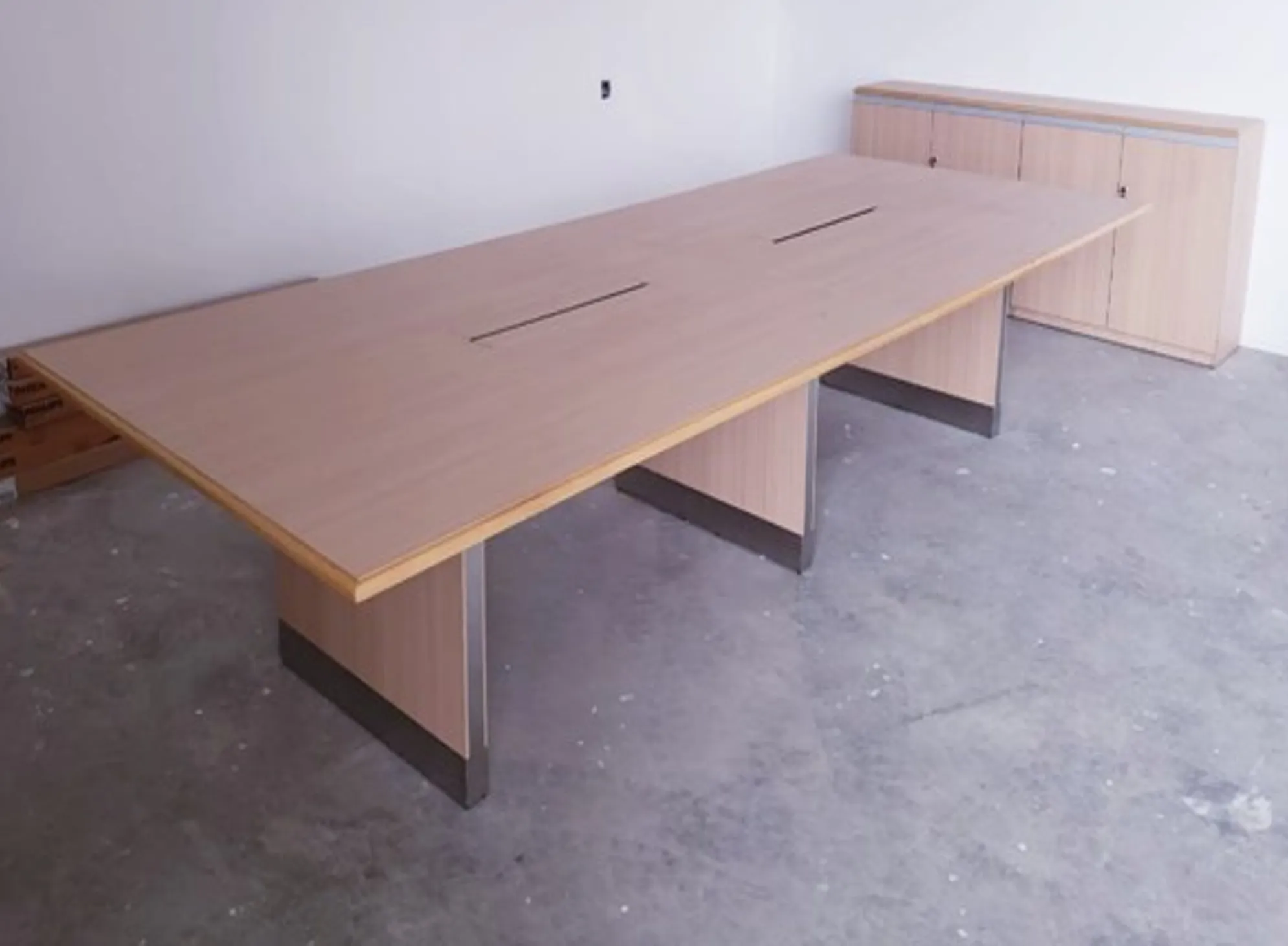 Mesa con tablero y bases en melamine regruesadas con zocalo en plncha de acero inox., con canaleta para cableado.