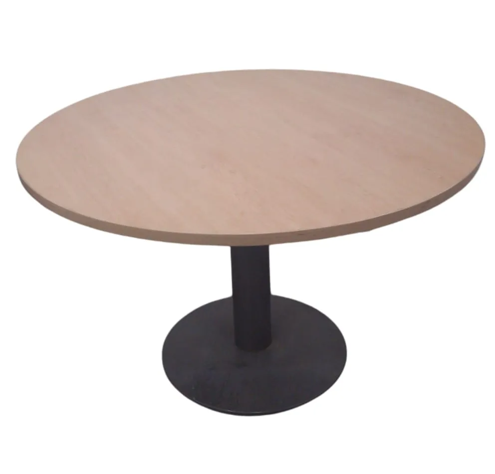 Mesa circular con tablero en melamine con base en tubo redondo y base redonda en plancha metalica.