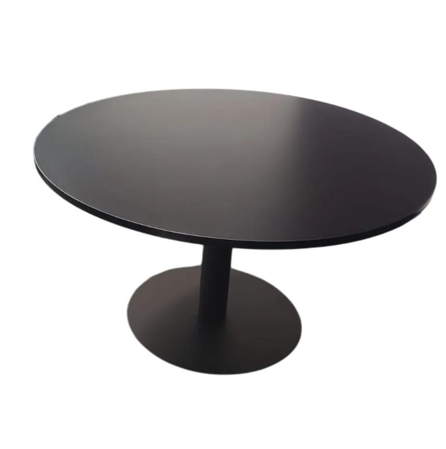 Mesa circular con tablero en melamine con base en tubo redondo y base redonda en plancha metalica.