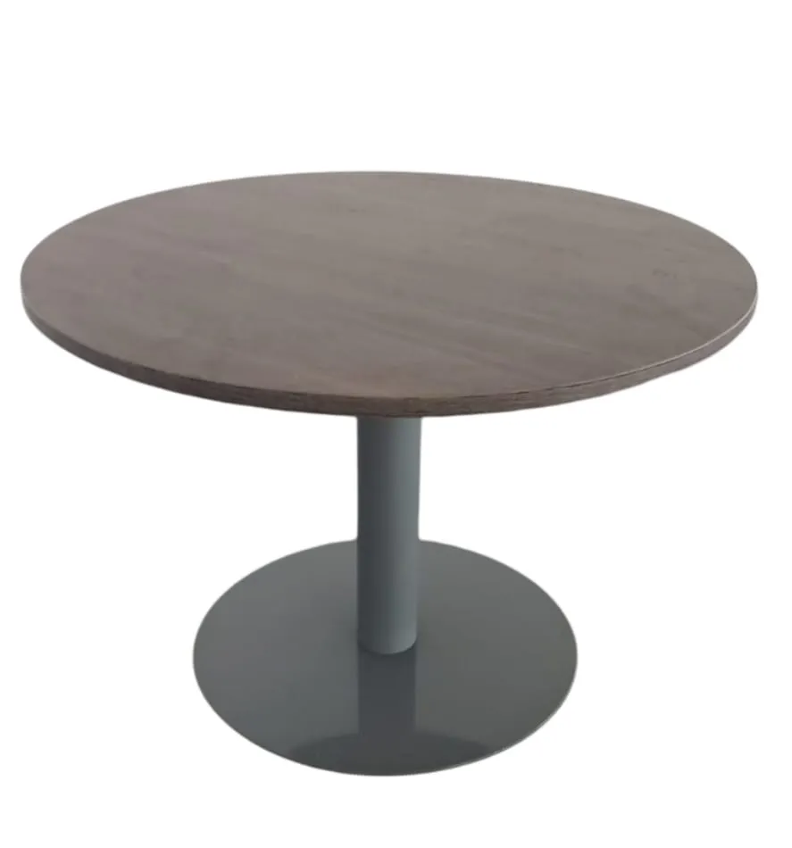 Mesa circular con tablero en melamine con base en tubo redondo y base redonda en plancha metalica. – GM Proyectos Generales