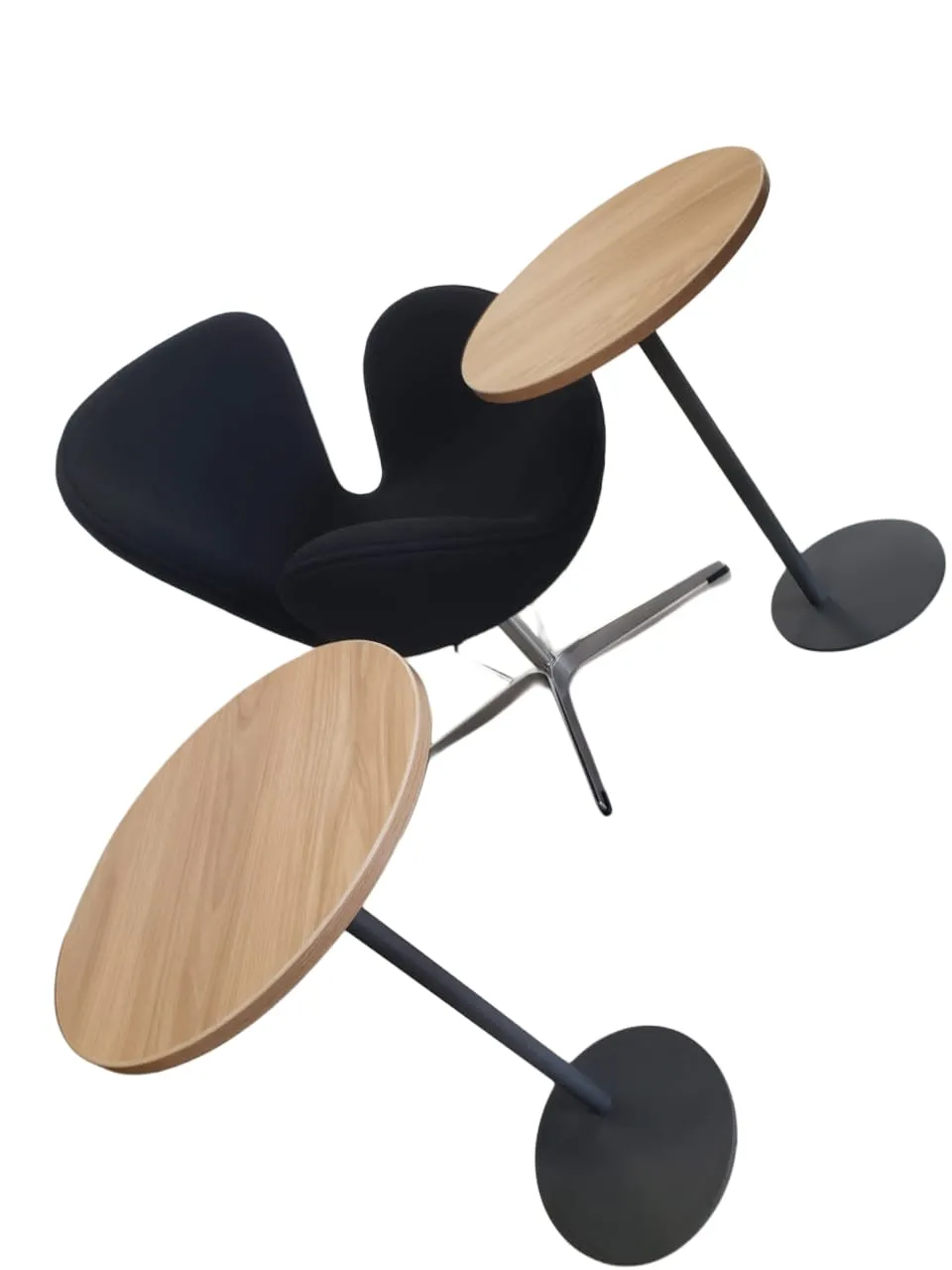 Mesa circular con tablero en melamine con base en tubo redondo y base redonda en plancha metalica.