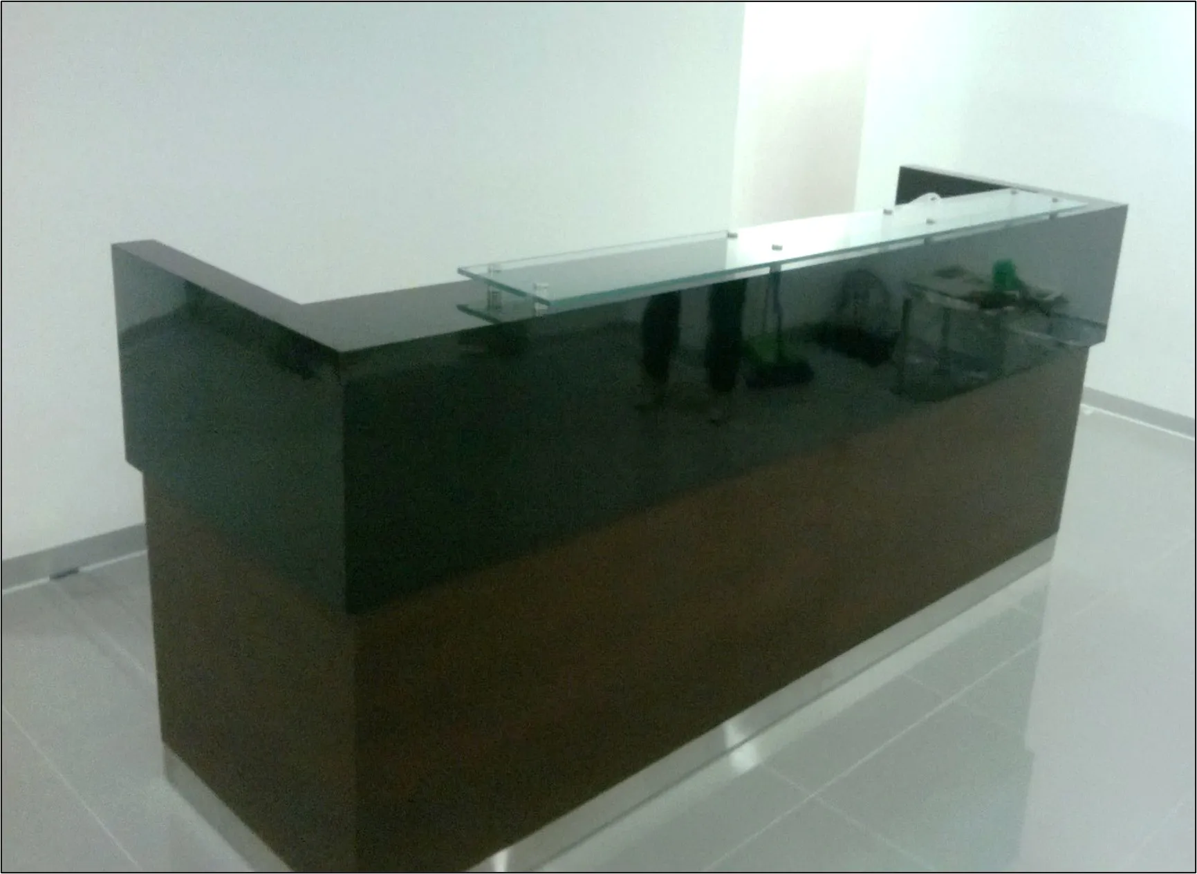 Counters en melamina, enchapados o pintados color madera con detalles en acero inoxidable – GM Proyectos Generales