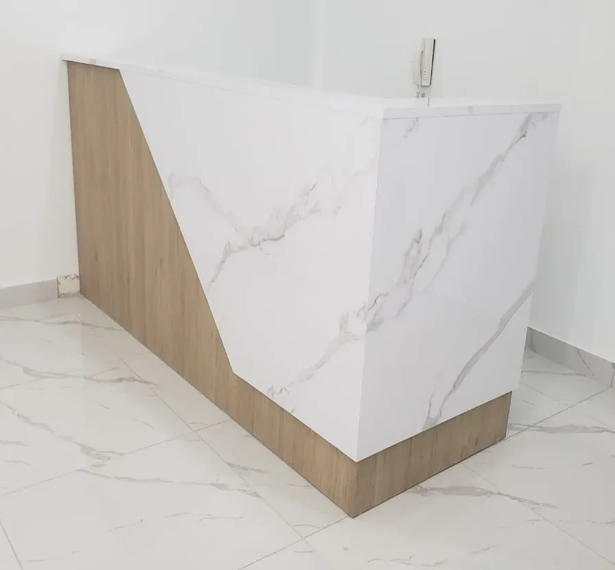 Counter ne melamine amaderado con frente enchapado en formca tipo piedra - GM Proyectos