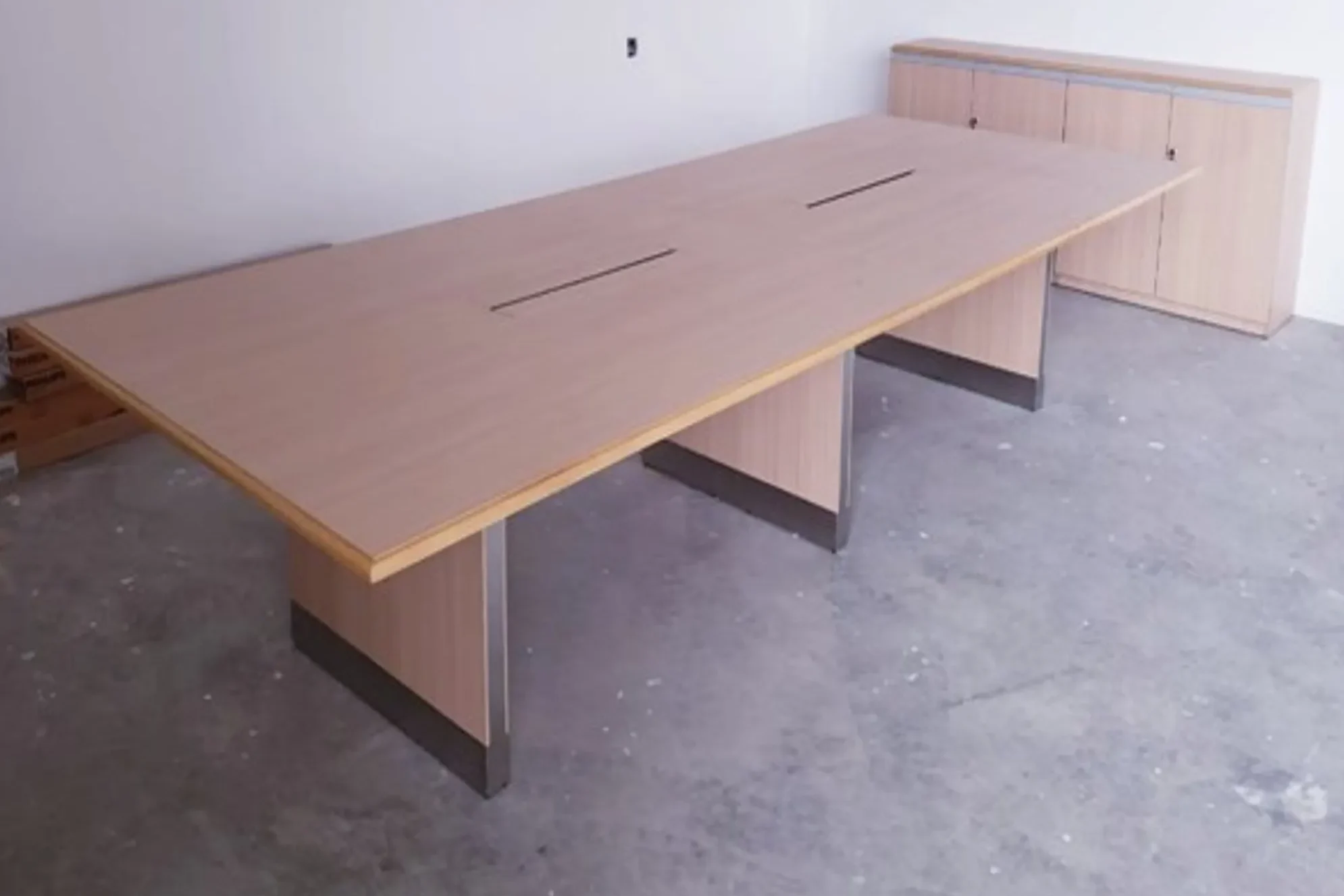 Mesa de reuniones corporativa en melamina con base metálica o en melamine fabricadas a medida y gusto del cliente.
