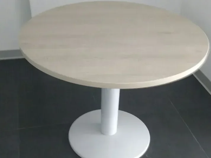 Mesa de circulares con mases metálicas en Lima – GM Proyectos Generales
