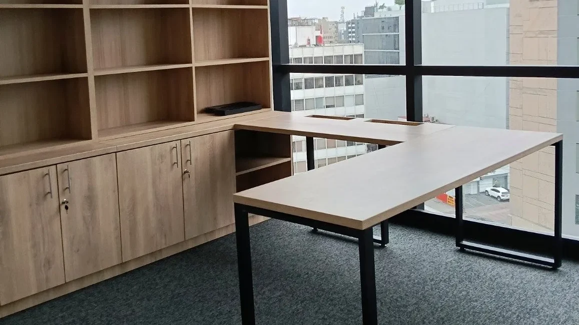 Escritorio gerencial a medida fabricado por GM Proyectos Generales en Lima